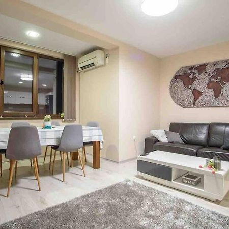Sunny Spacious Apartment In A Great Location Kazanlŭk Buitenkant foto