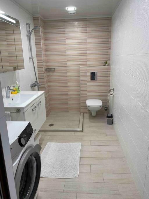 Sunny Spacious Apartment In A Great Location Kazanlŭk Buitenkant foto