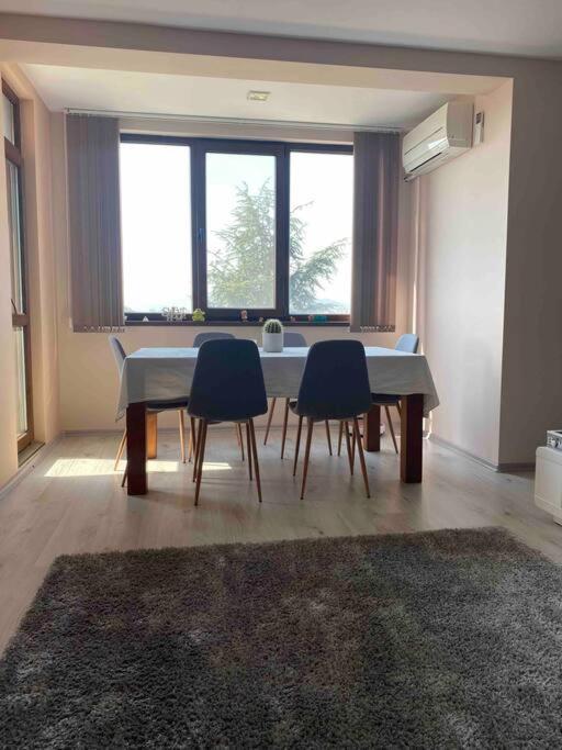 Sunny Spacious Apartment In A Great Location Kazanlŭk Buitenkant foto