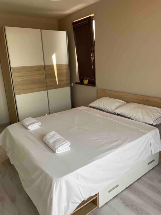 Sunny Spacious Apartment In A Great Location Kazanlŭk Buitenkant foto