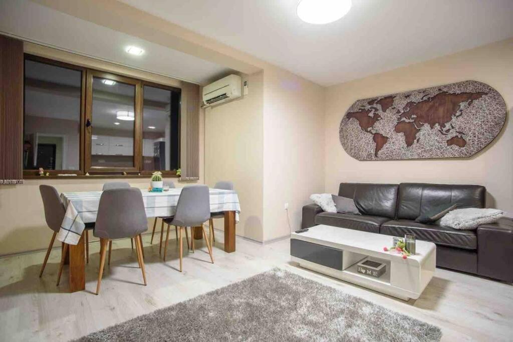 Sunny Spacious Apartment In A Great Location Kazanlŭk Buitenkant foto